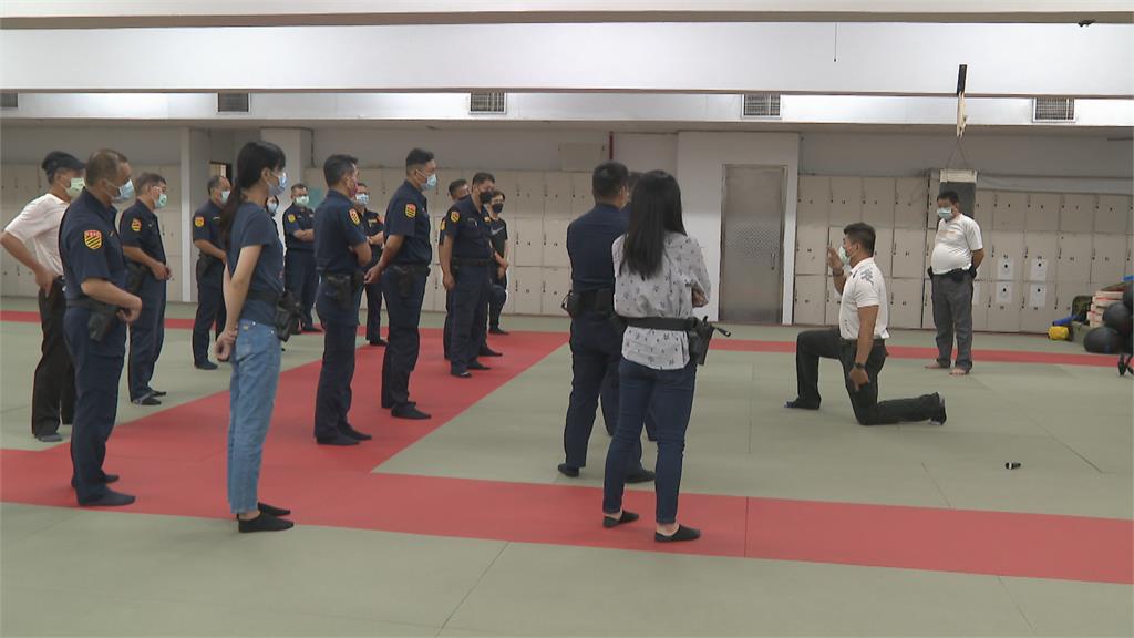 2執勤警遇襲殉職　交警勤務未配槍引討論