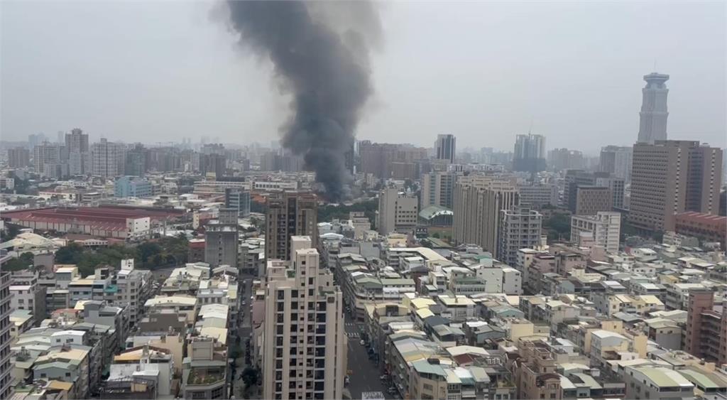 最新／高雄鐵皮工廠火警！濃煙竄燒畫面曝光　傷亡最新情況出爐