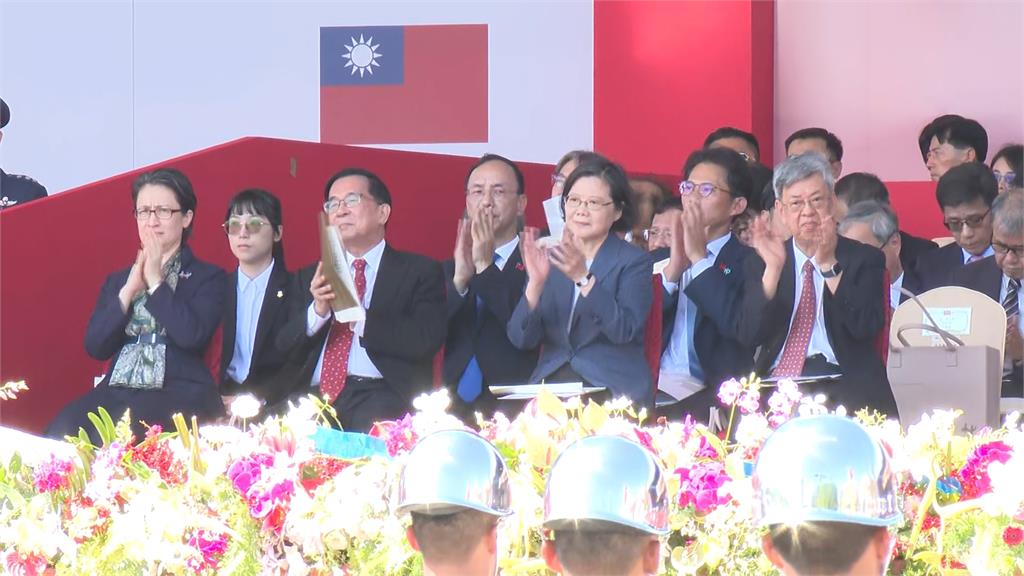 朝野心結未解?賴總統致詞 朱立倫、黃國昌「連手都不拍」