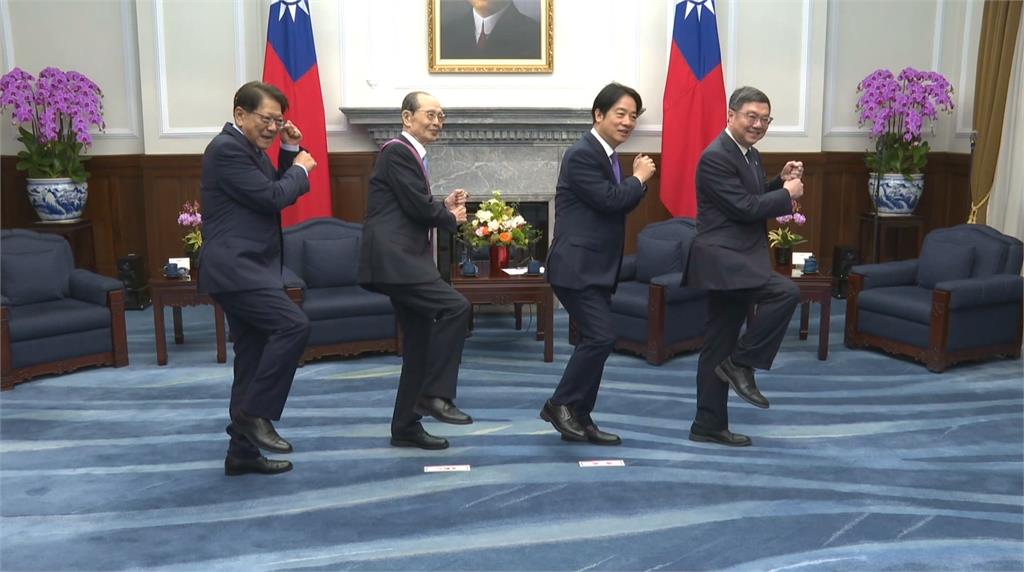 王貞治贈福岡軟銀鷹外套 賴清德笑稱:要把我簽下來?