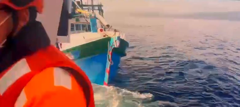 印尼籍漁工遭魟魚刺傷左腳掌　海巡火速救援