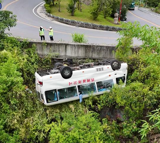 菲律賓團翻落霧社邊坡15傷　中巴司機涉無照駕駛警開罰