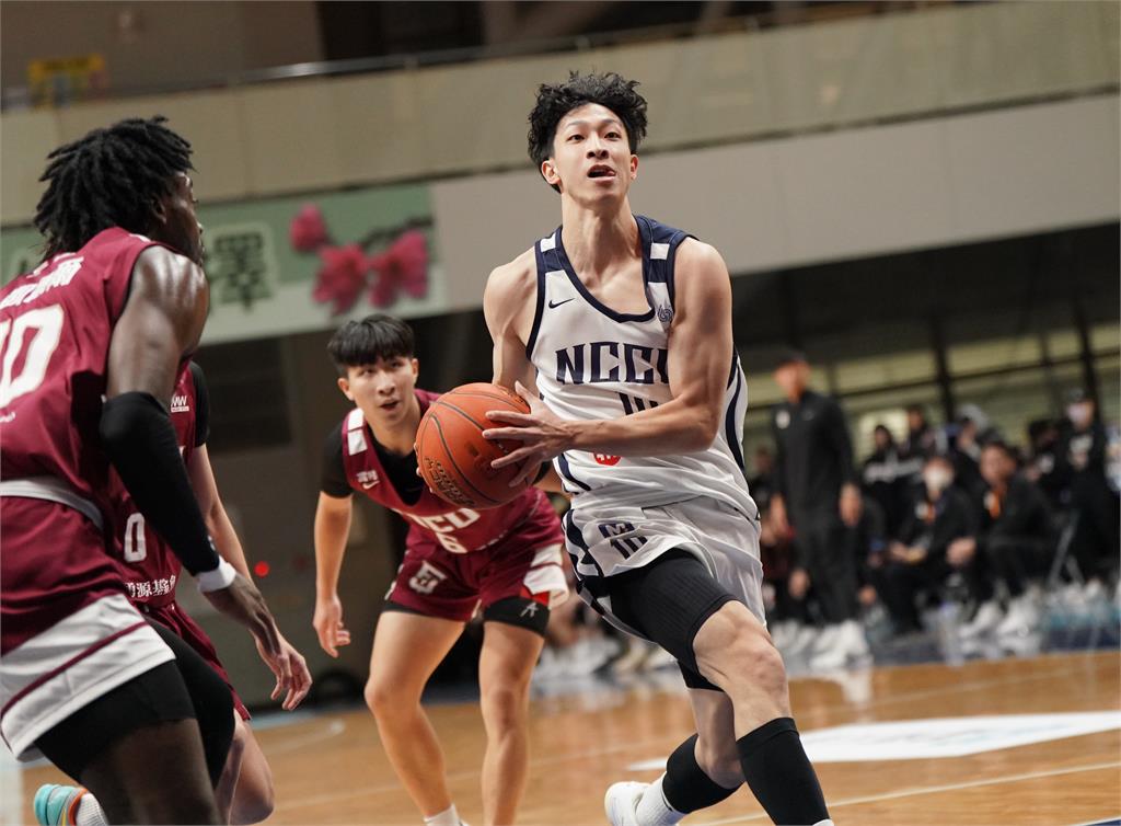 UBA(影)/政大打破輔大不敗之身!跨季31連勝 雄鷹朝5連霸邁進