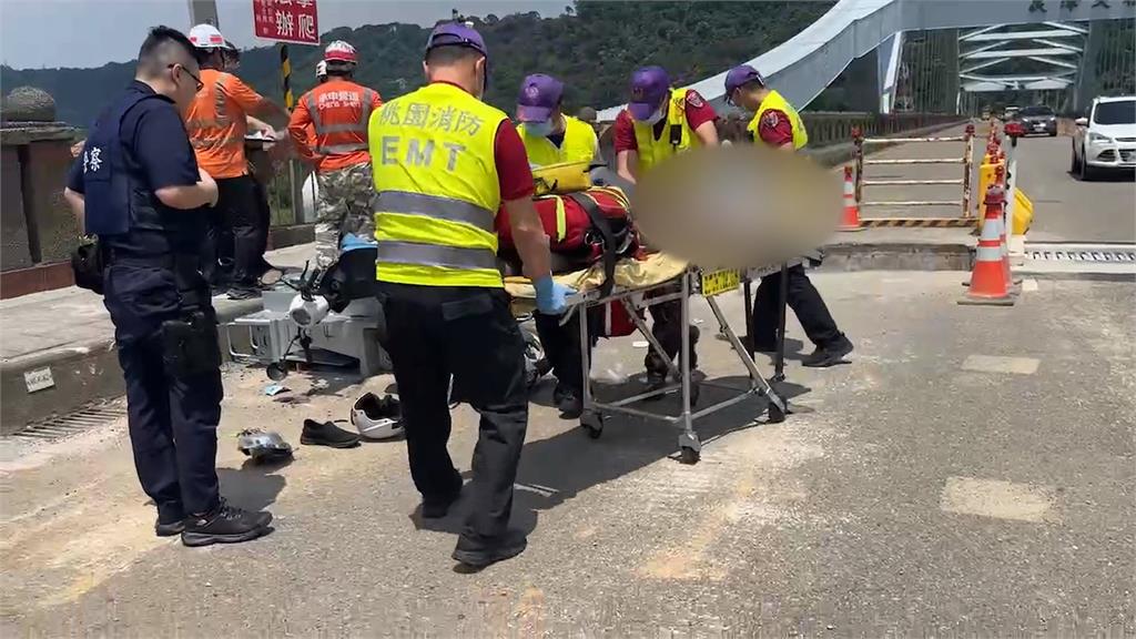 桃園七旬騎士闖入施工封閉車道 撞上凹洞當場翻車、人陷昏迷