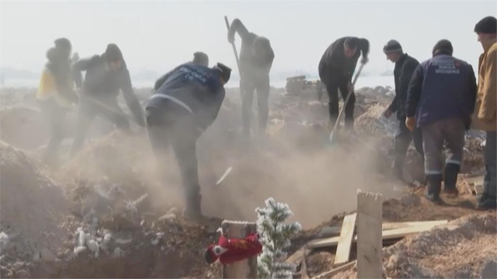 無人收屍！土耳其遺體找不到親友　志願者挖5百坑幫埋葬：我們就是家人