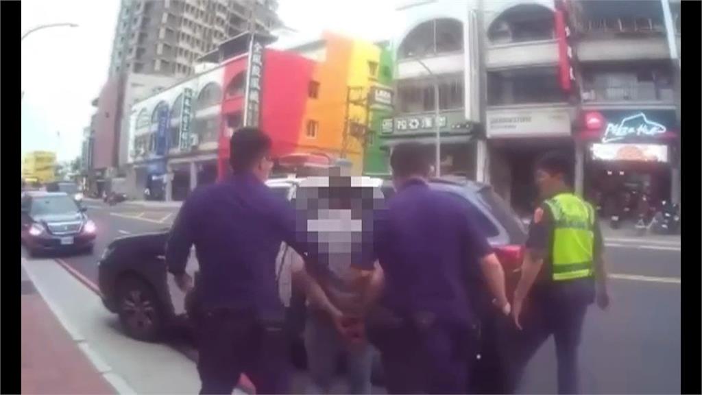 失聯移工假意配合盤查突赤腳狂奔　遭警方壓制逮捕、恐將被遣返回國