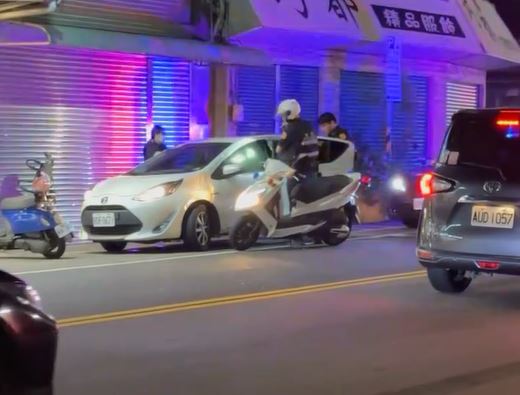 桃園警攔檢「喊破喉嚨」! 車藏通緝犯4人消極不配合