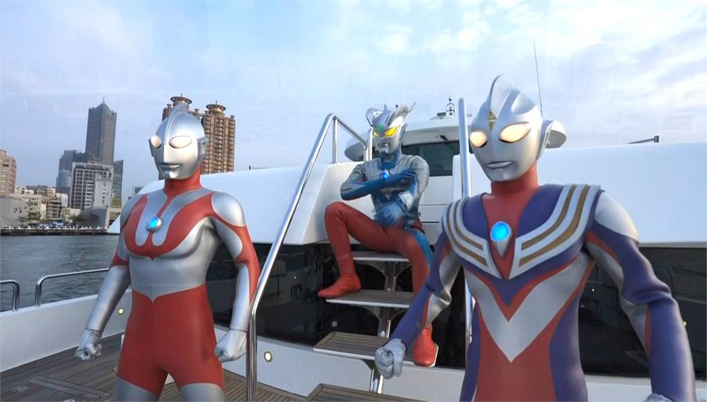 超人力霸王降臨高雄! 15公尺高"初代.迪卡"矗立愛河灣