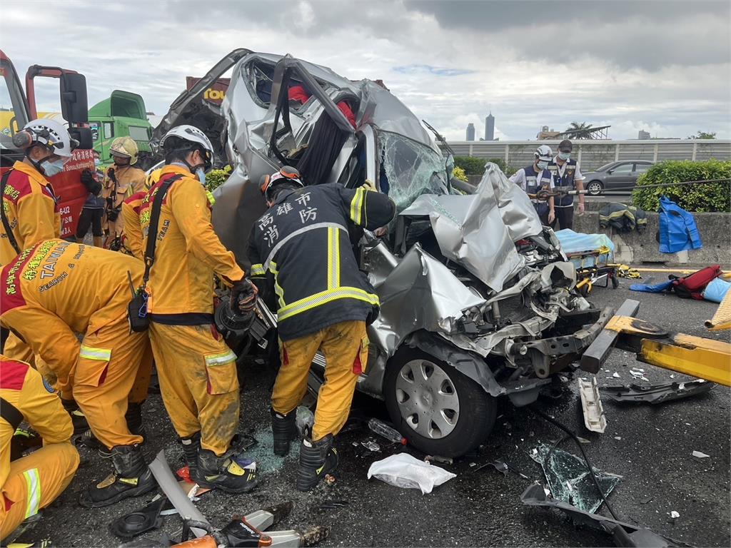 遭貨櫃車、槽罐車夾中間 小客車變形動彈不得兩人罹難