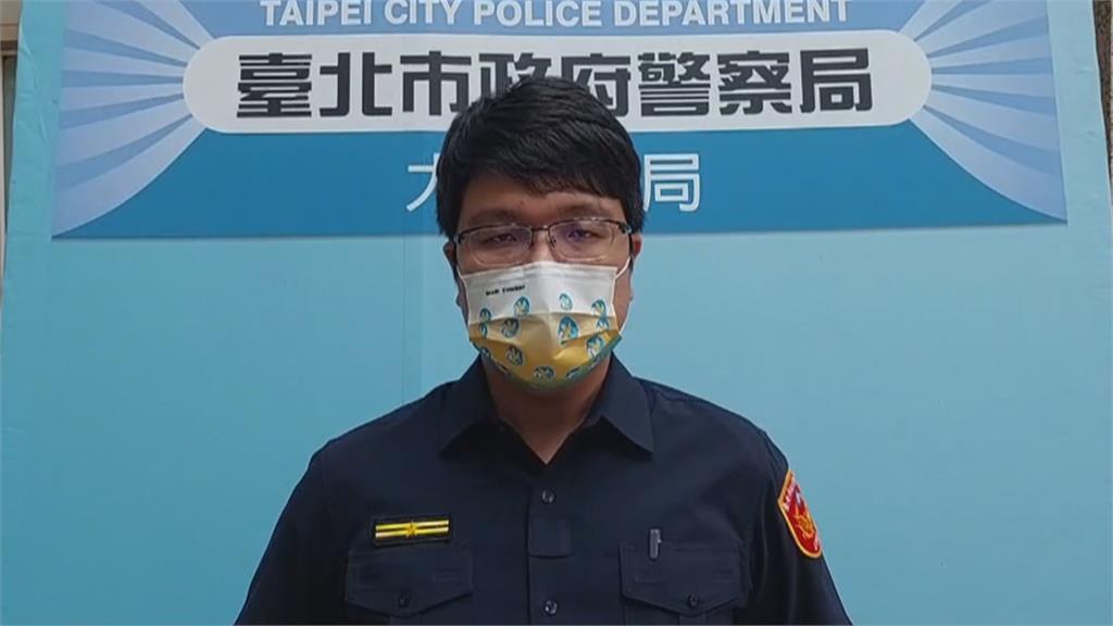 走路滑手機！違規跨越網狀槽線　婦人跟著前面人走竟「撞上計程車」