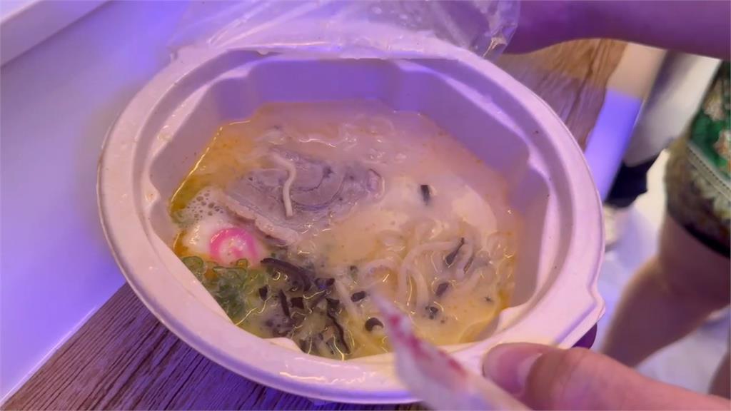 90秒熱騰騰出爐! 24hr拉麵販賣機進駐桃機一航