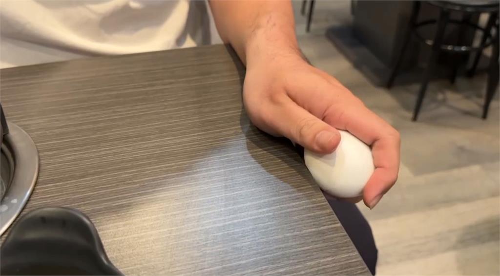 無聊當有趣？３女　火鍋店用餐　連打２顆蛋「掉地」　嬉笑畫面引熱議