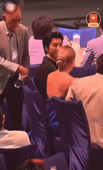 成龍遭轟伸鹹豬手「撫摸容祖兒」畫面全被拍！老闆秒出手「做1事」獲網盛讚