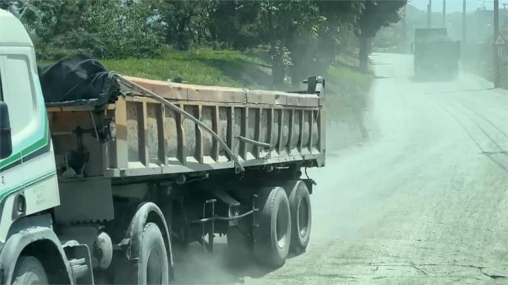 屏東2砂石車對撞!其中1名駕駛遭拋飛輾斃