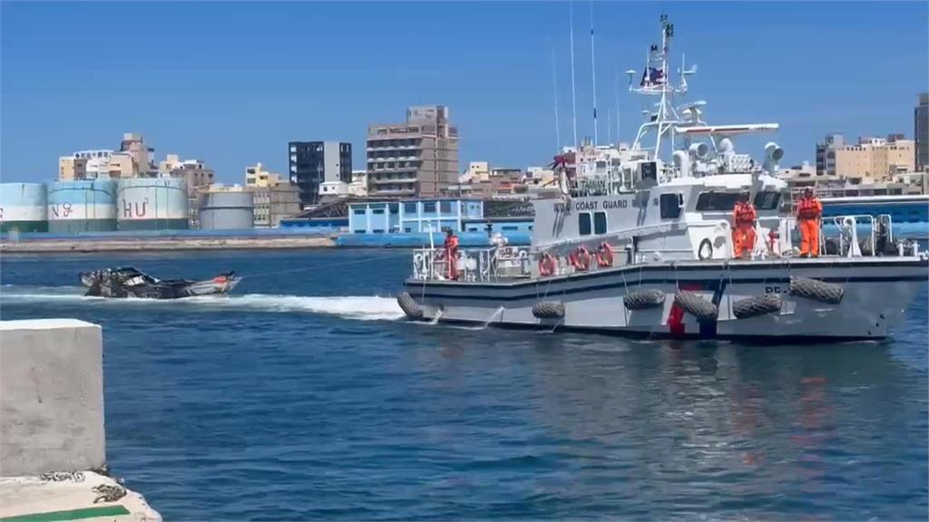 澎湖外海火燒船! 海巡人員馳援救火「燒到僅剩半個船殼」