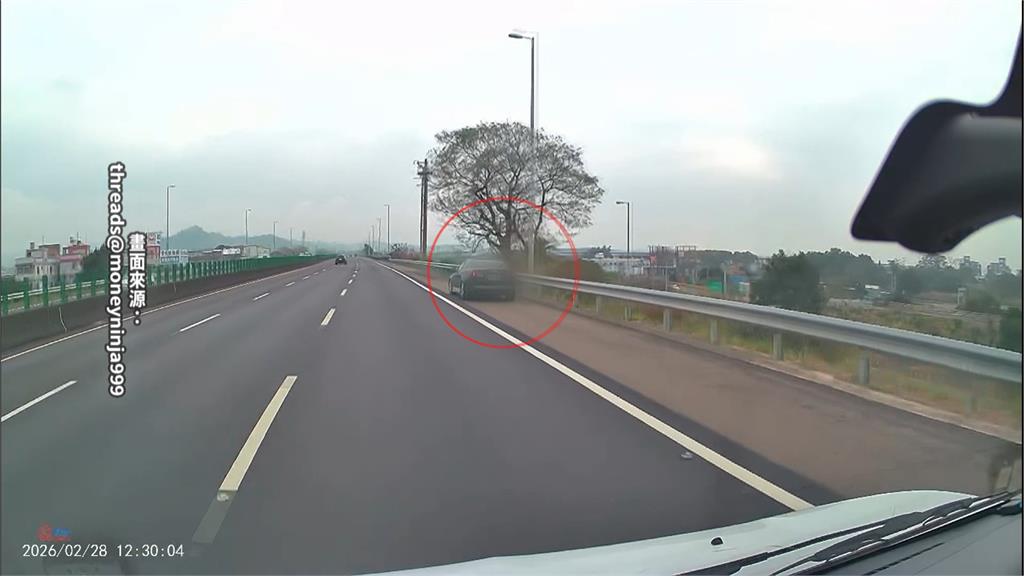 國3斗六段驚魂畫面曝! 轎車「後保險桿噴飛」駕駛急閃避