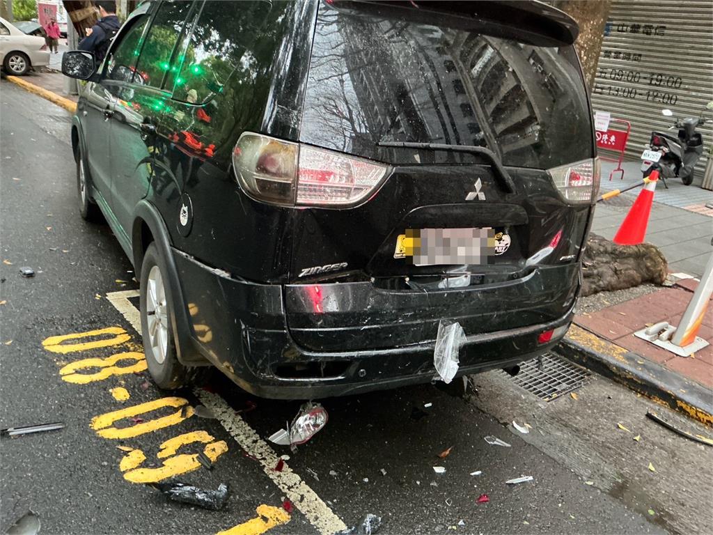 快新聞／北市離譜車禍！駕駛失控猛撞「4車嚴重受損」側躺路中　現場慘況曝光