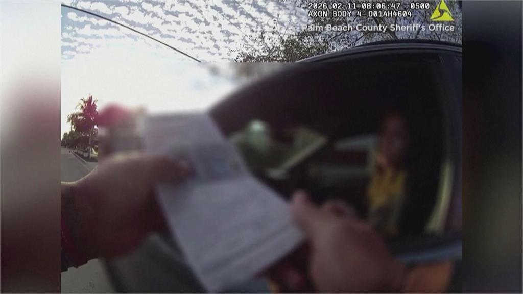 離譜!美警攔停控「開車滑手機」 女駕駛傻眼抬臂:我天生沒右手