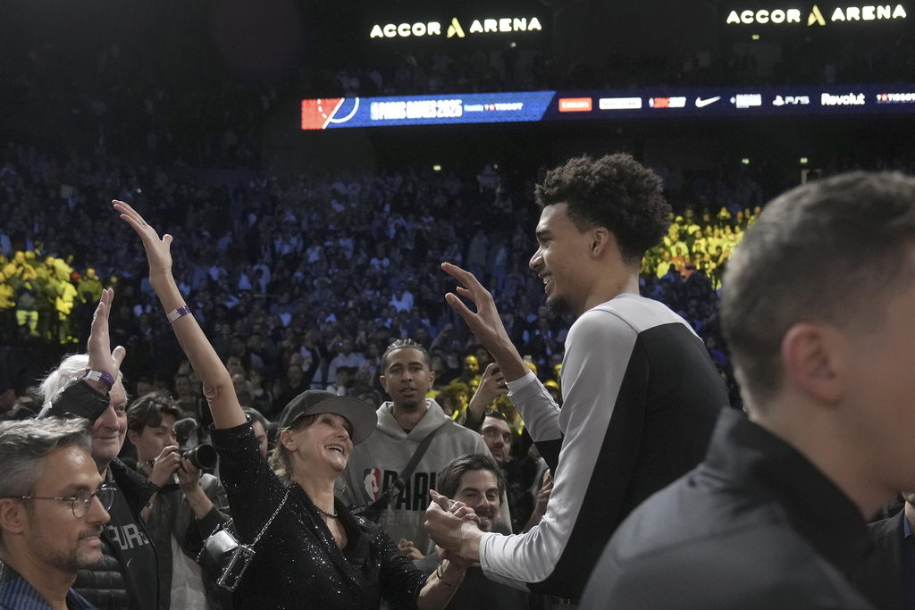 NBA(影)/首度返巴黎獻技 馬刺文班亞馬轟30分贏球:現場氛圍感染全隊