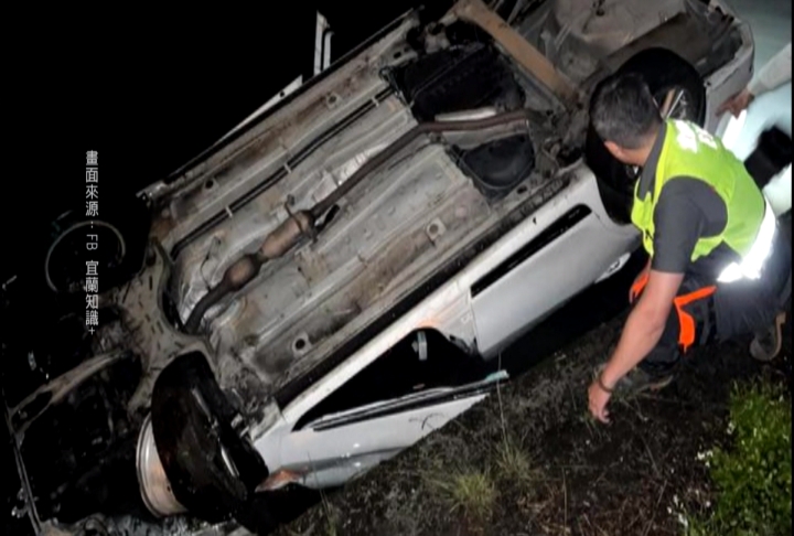 女自撞電桿翻車！　1國中生﹑1男路過下水救人