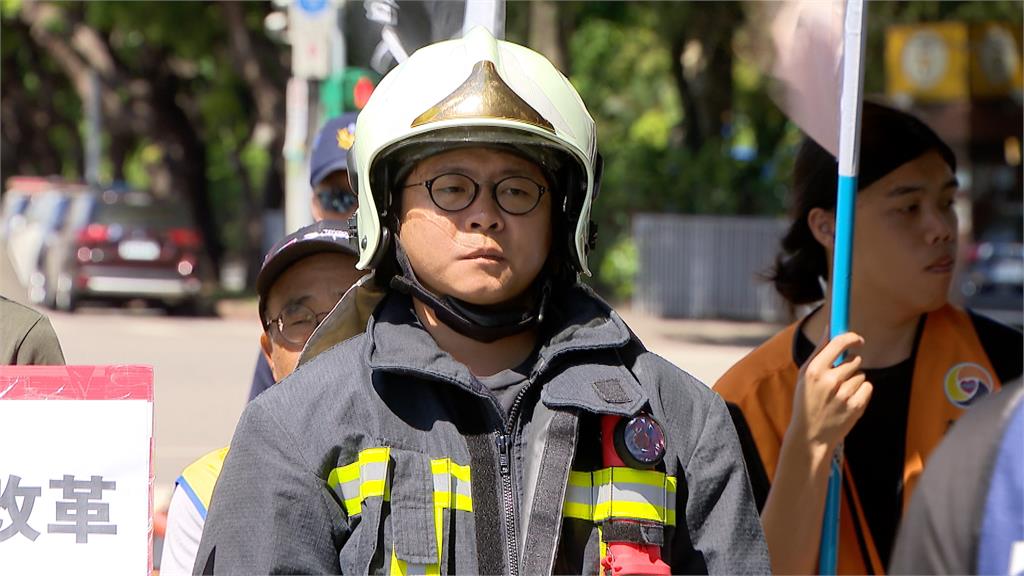 《火神的眼淚》別再發生! 消防員走上凱道要求籌組工會
