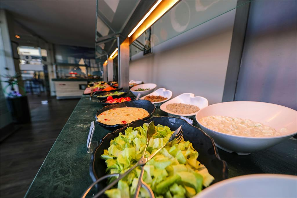 男女到Buffet「喝飲料吃完甜點」就走人!他看到傻眼:1個人2千多欸