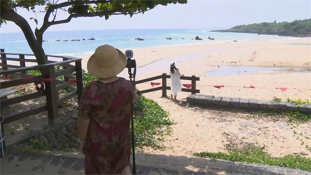 「小犬」來襲!墾丁退房三成以上 遊客竟闖警戒線拍照