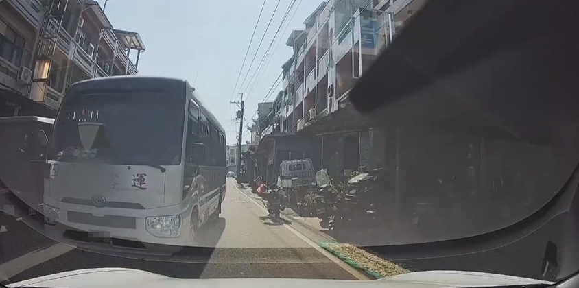 客運直直衝過來　險撞轎車　駕駛魂險嚇飛