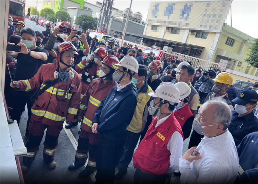 快新聞/高雄塑膠工廠火警「黑煙竄天」 陳其邁視察籲:緊閉門窗、減少外出