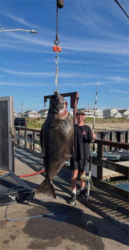 美國13歲少年釣起「超大條」巨魚！挑戰世界紀錄重達「80公kg」震撼畫面曝