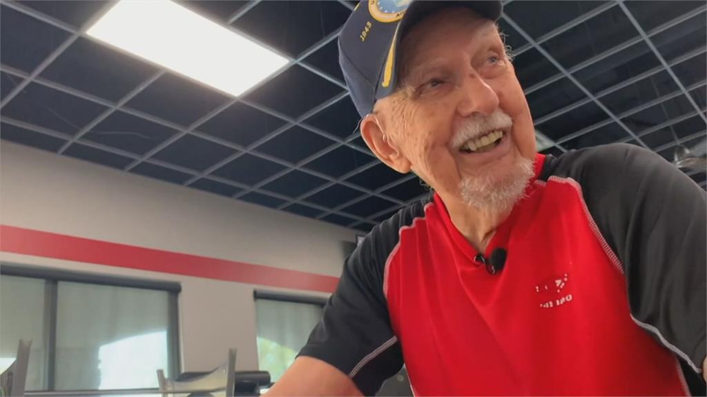經歷過二戰97歲美國阿公　完成舉100磅走100碼挑戰