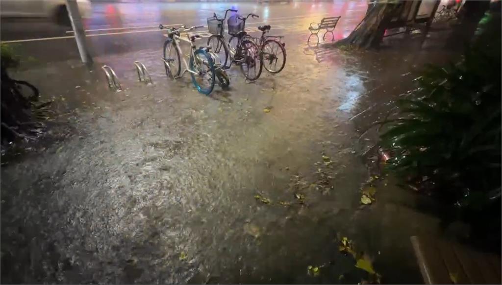 最新／台北豪雨成災！大巨蛋「下小雨」　松山區道路積水畫面曝
