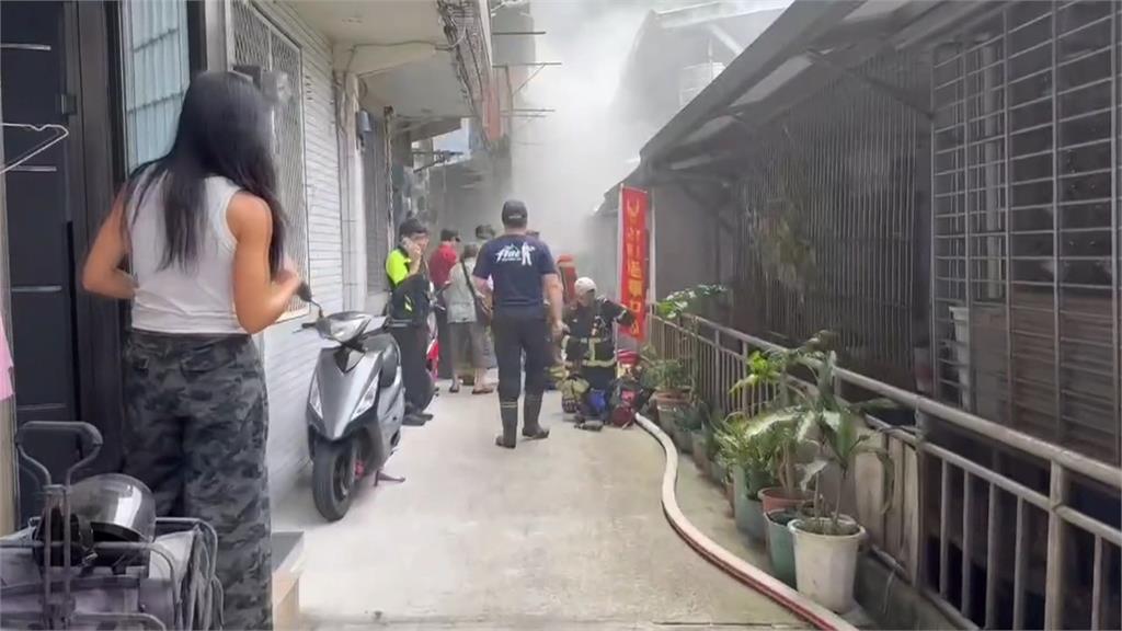 大塞車！基隆民宅竄惡火　消防水車開進窄巷救火
