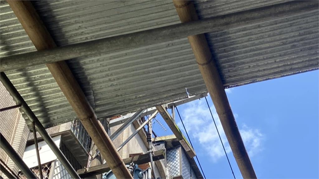 趕場拆普度棚架?下秒突破裂 板橋工人拆棚架不慎踩空墜落!雇主慘了