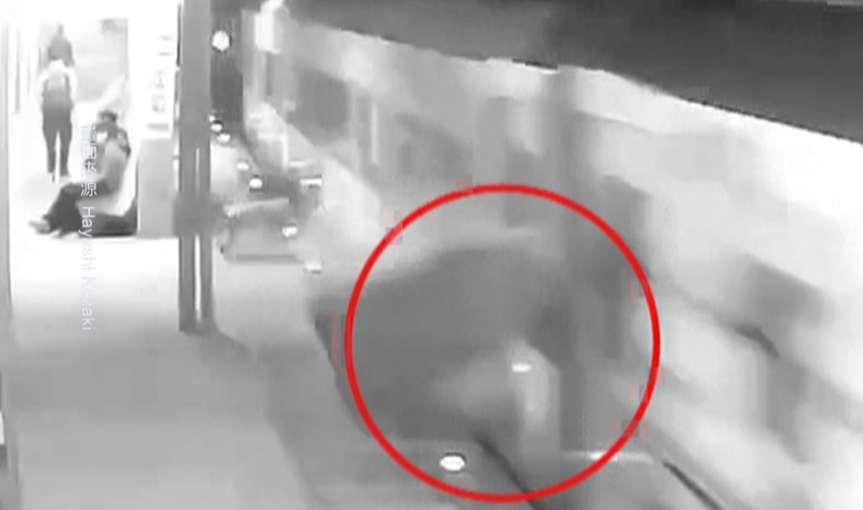 列車高速通過　月台蓋板噴飛起來　險砸旅客