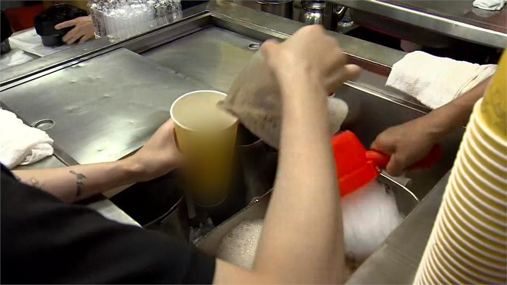 台中第二市場知名紅茶店出包! 牛奶瓶身廣告貼紙 掉落飲品內