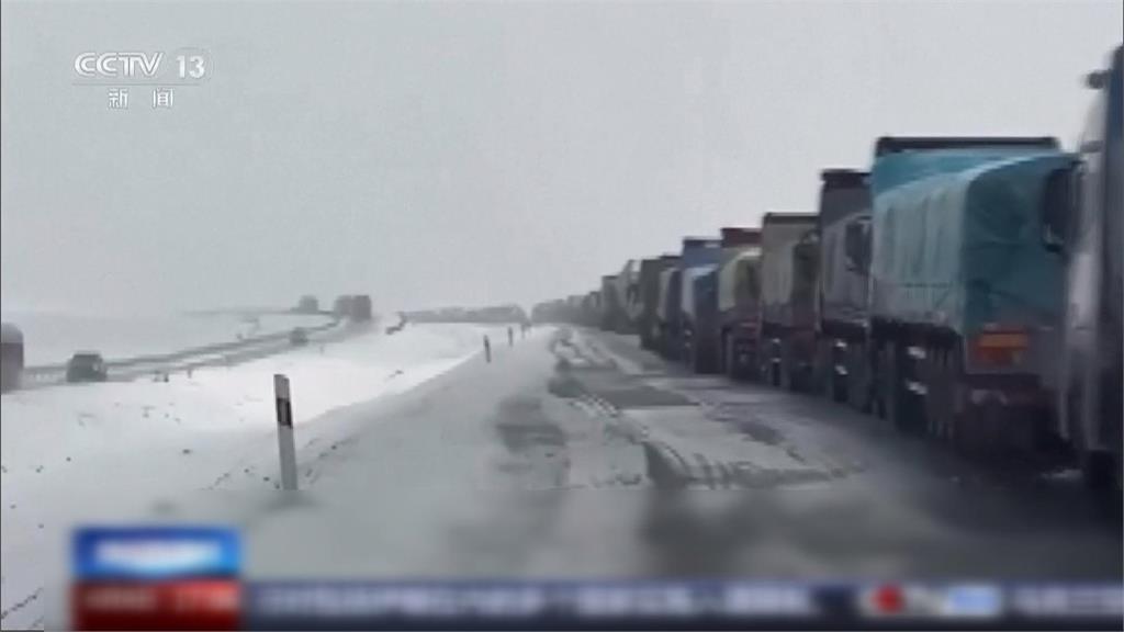 中國高考遇壞天氣!廣西湖南暴雨「樓梯變瀑布」 青海大雪逾150車受困