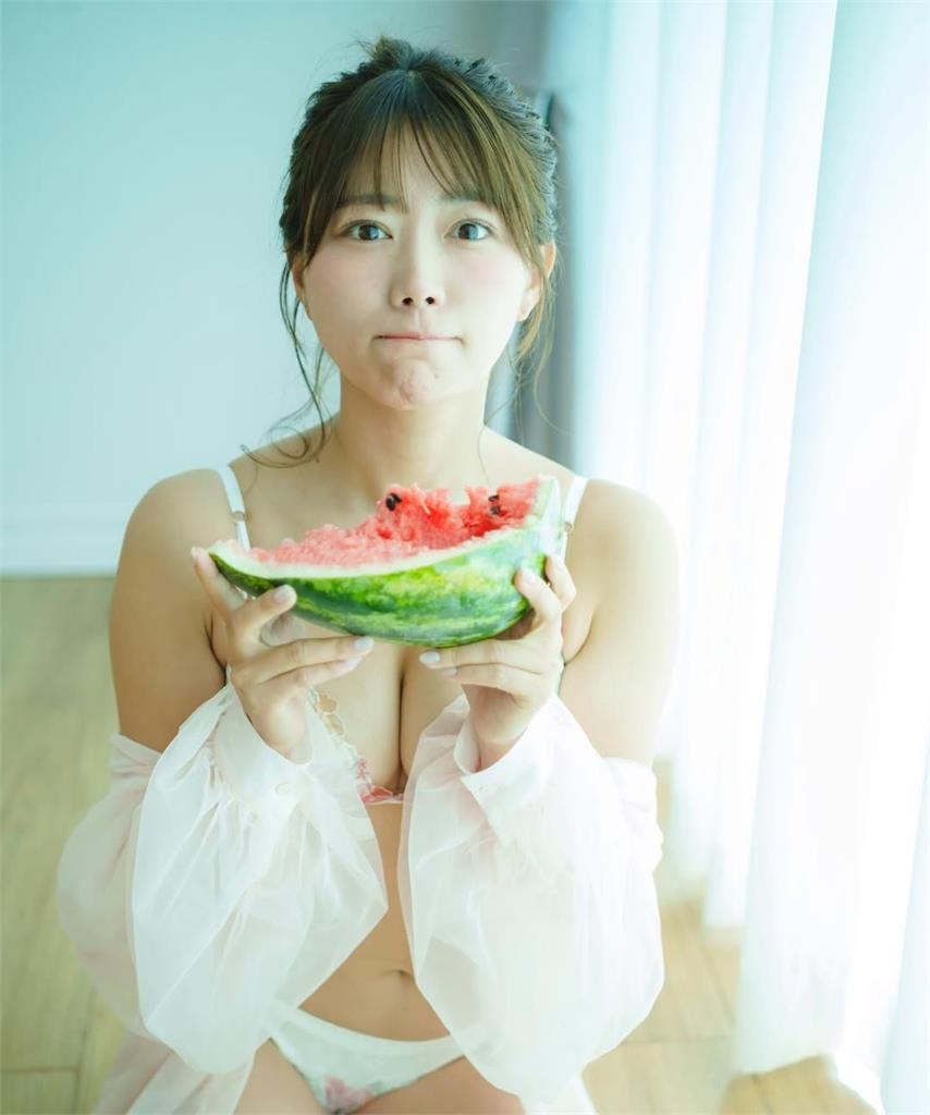 圖多／日女星上身全淨空「害羞夾這1粒」！5400人羨慕喊：想投胎當那1顆