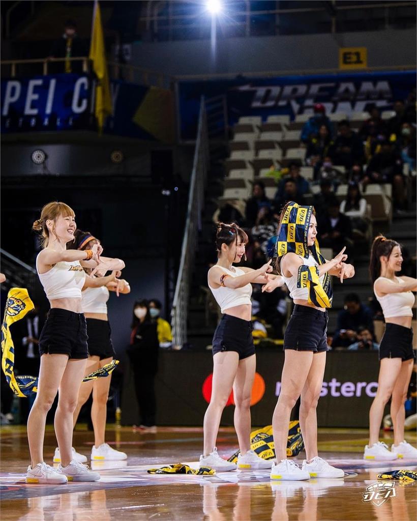 啦啦隊女孩也懂Logo Shot!她熱舞完「神來一丟」隊友秒成開喜婆婆
