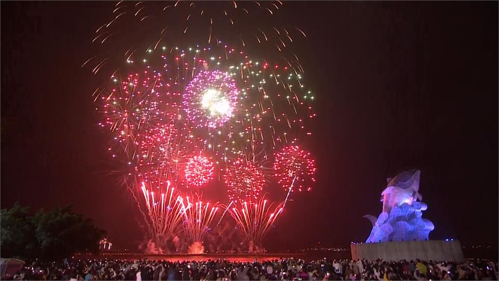 屏東東港大鵬灣跨年煙火超撞光 啦啦隊女神南珉貞獻唱台語歌