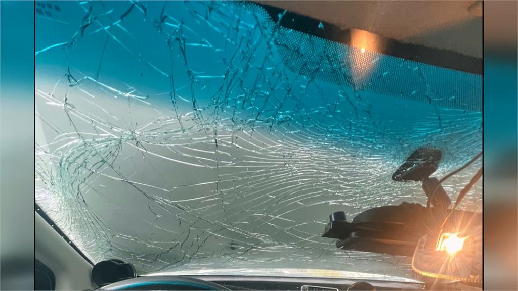 驚悚瞬間!車開到一半「引擎蓋掀起」 瞬間擋住視線 玻璃碎裂噴濺