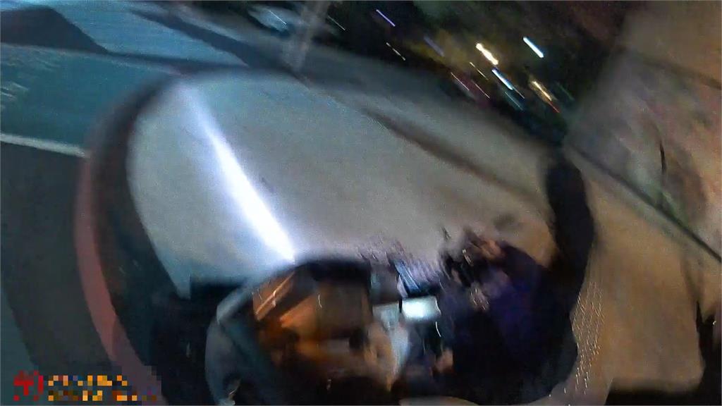 台中通緝男拒檢撞警! 摔車倒地遭員警壓制
