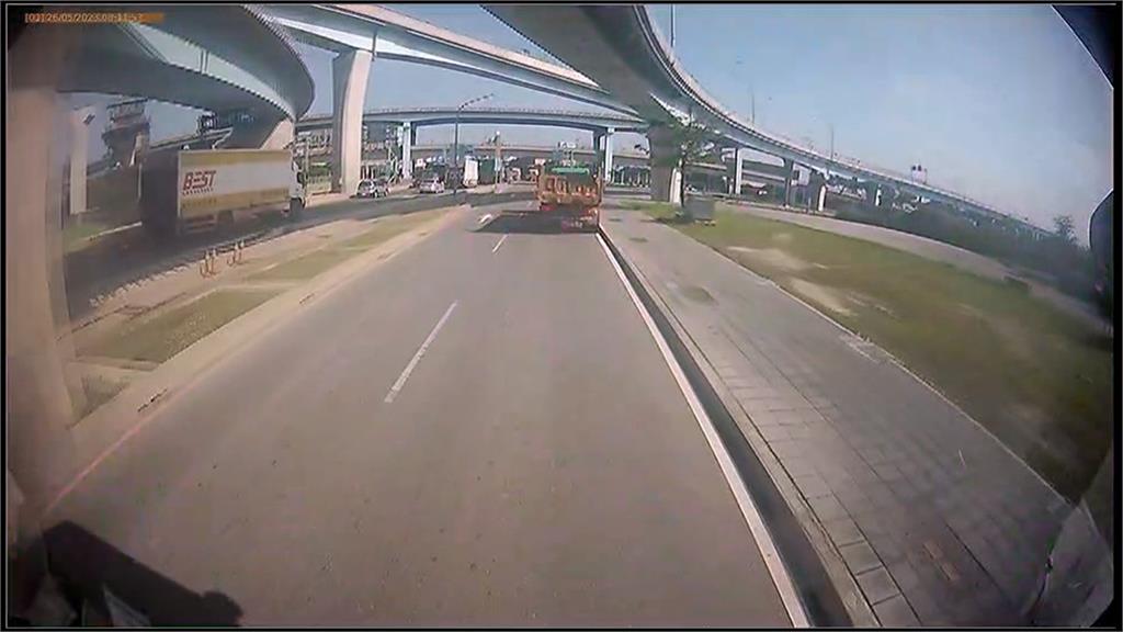 砂石車衝台北港護城河 墜河前最新畫面曝光
