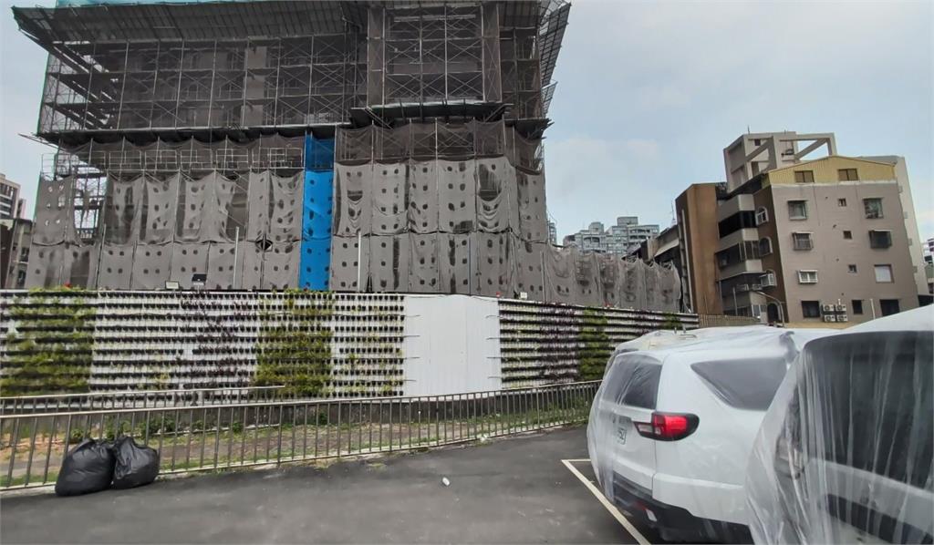 車輛集體打包奇景！灌漿作業恐噴濺　工地派員防護轎車