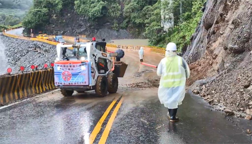 雨彈！台20線88.5K便道現零星落石　高雄山區「瓦筏哈橋」引道路基塌陷