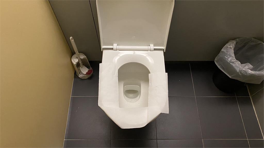 公廁馬桶「墊衛生紙」減少接觸有用？藥師搖頭曝1風險：越墊越髒