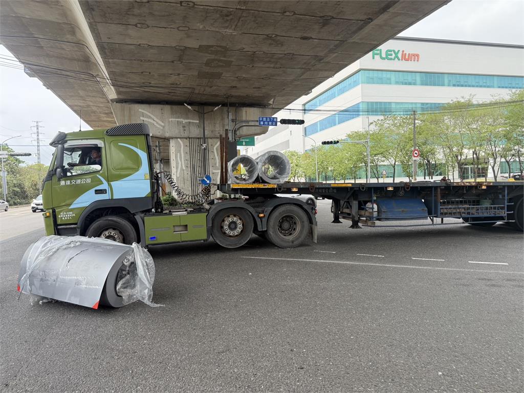 快新聞/高雄林園驚魂!曳引車貨物掉滿地 警方火速排除