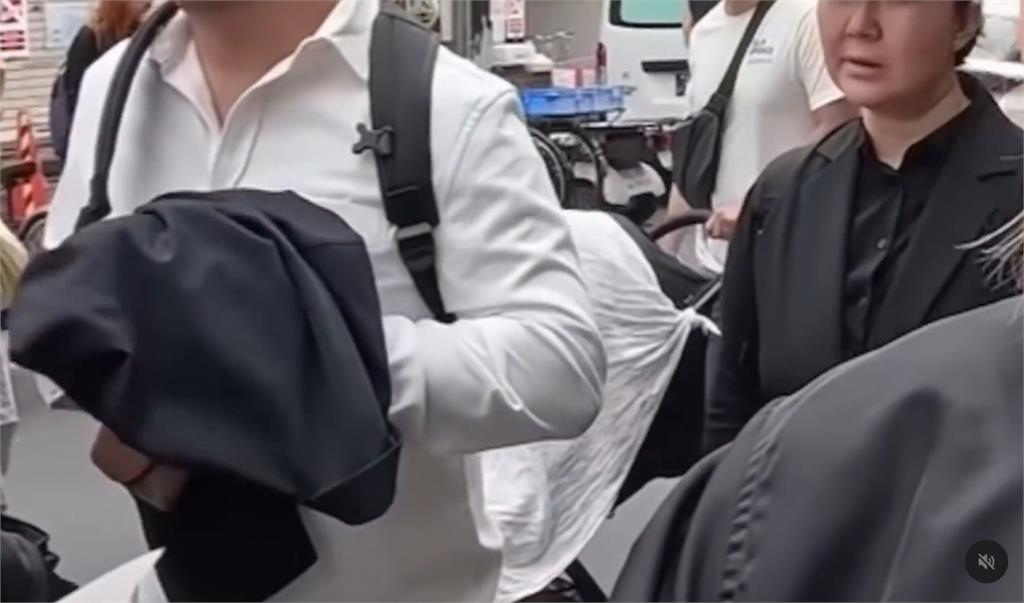 去日本玩要注意!YTR意外捕獲「築地扒手」3秒神偷全程被拍