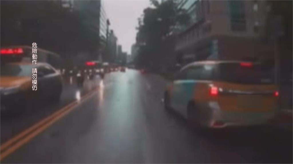 小黃臨停遭公車按喇叭 竟三度擋車比不雅手勢