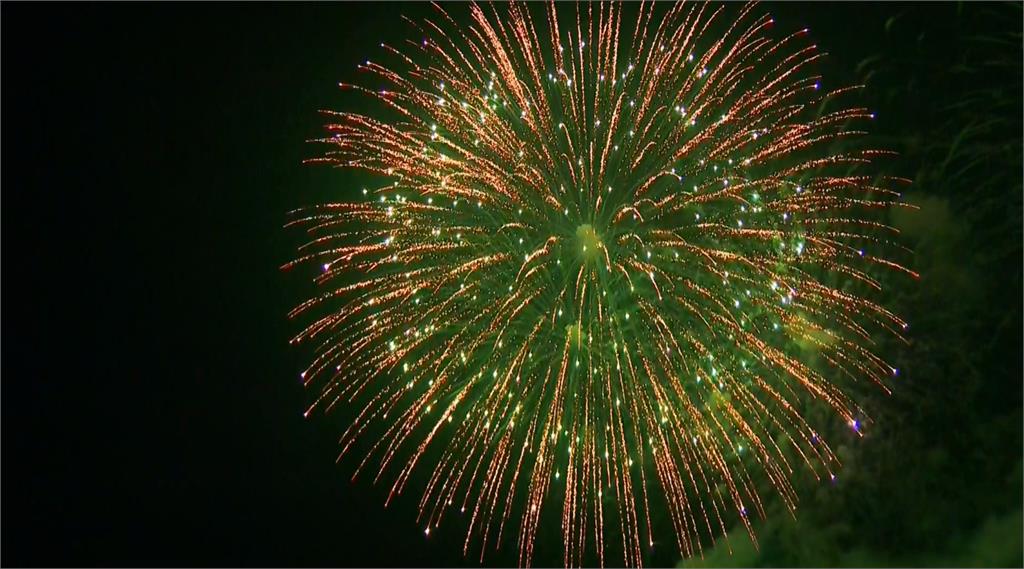 嘉義「東石海之夏」12分鐘煙火秀 1.7萬發煙火震撼夜空